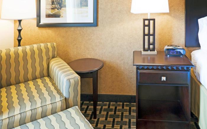 Holiday Inn Express Hotel & Suites Ennis By IHG