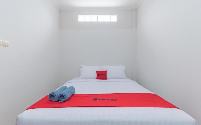 RedDoorz near Kiara Artha Park