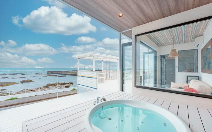 Private Sauna/Observation Jacuzzi/American BBQ Grill/100-Inch Screen/Entire Villa Rental/Chikura