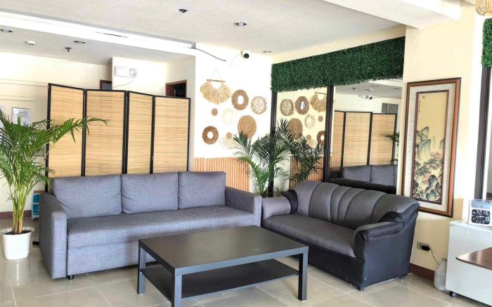 ZB- FAMILY ROOM 5 ( Good for 6-8) 
