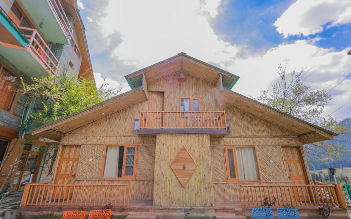 Bamboo Cottage with River and Mountain View