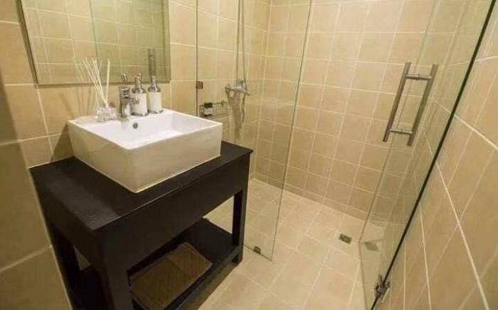 Modern 2-Bed Condo on 24th Floor