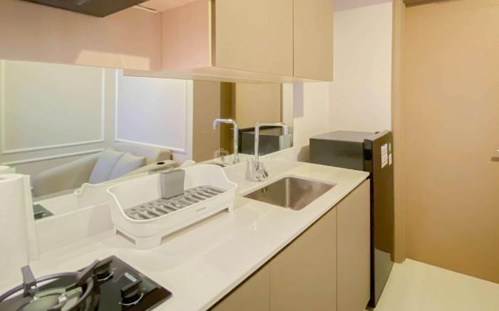 Well Furnished 1BR Gold Coast Apt By Travelio