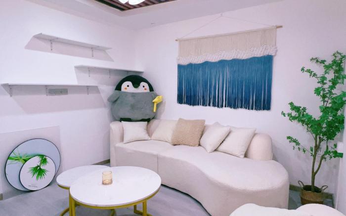 The output for 特色青旅六人间床位 is: Six-Bed Dormitory in Featured Youth Hostel