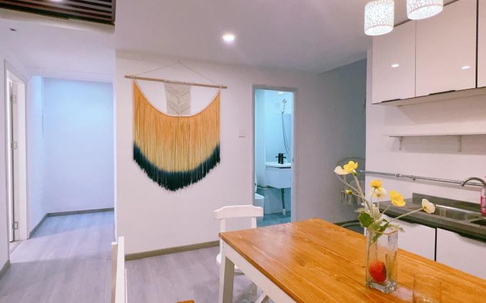 The output for 特色青旅六人间床位 is: Six-Bed Dormitory in Featured Youth Hostel