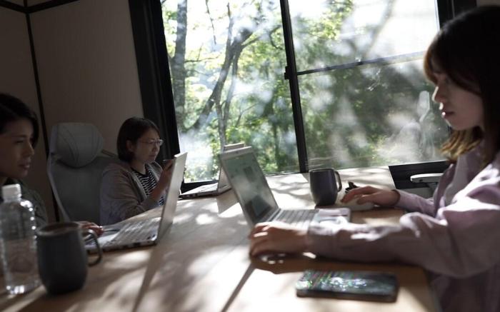 KuRaSe Roofed BBQ Deck - Traditional Japanese Modern House Surrounded by Nature
