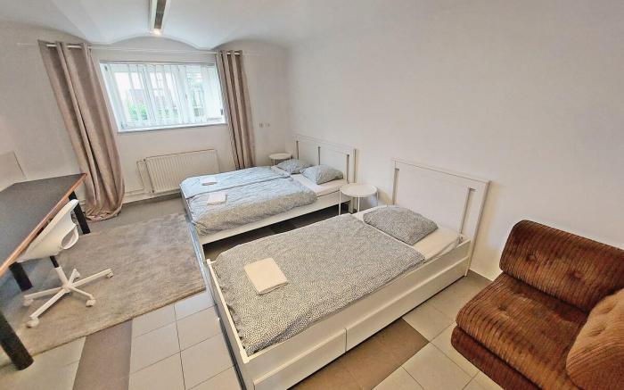 R24 Rose house - entire house (up to 40 persons)