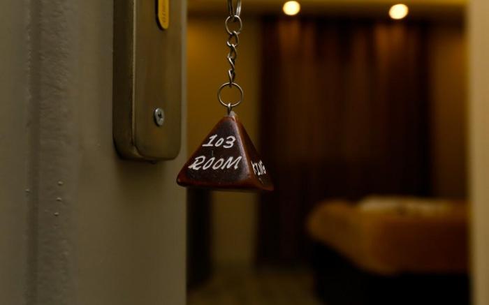 Majestic Marvel: Luxury Living with the Pyramids