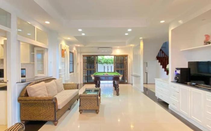 Wst 2.8km,jomtien beach 900m,old villa,5BR