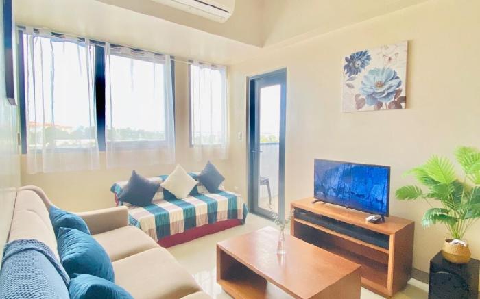 MACTANNEWTOWN2BR w/ 4 beds with Pool Access 