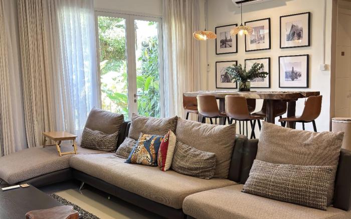 Cozy Botanical Garden House