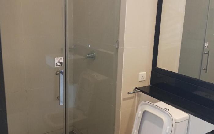 Spacious Unit with Free Carpark