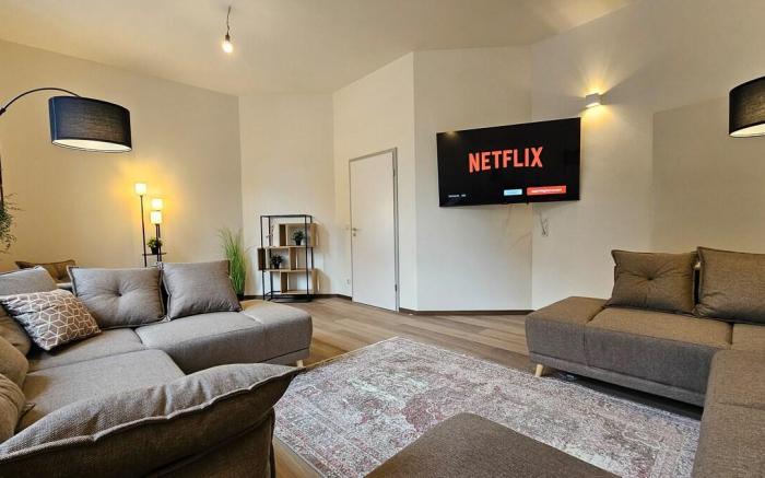 YFB 170m2, Netflix, 1 min Metro, 15 Person, Wifi