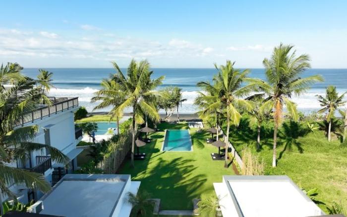 Black Beach Villa - Absolute Beachfront 
