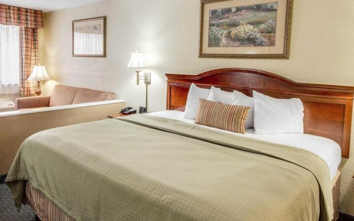 Econo Lodge Inn & Suites