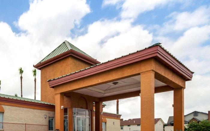 Econo Lodge Inn & Suites