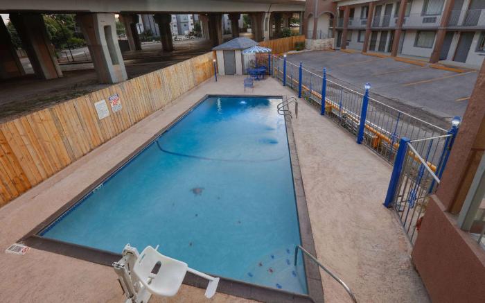 Super 8 by Wyndham San Antonio Pearl District / Downtown