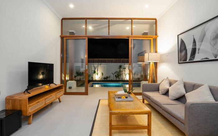 Sleek Villa w/ Spacious Pool Area | 5 Min To Beach