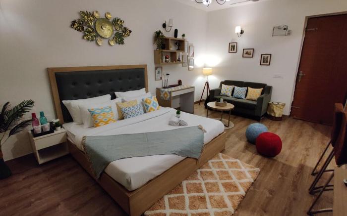 SOJOURN STAYS- Elegant Studio Apartment.