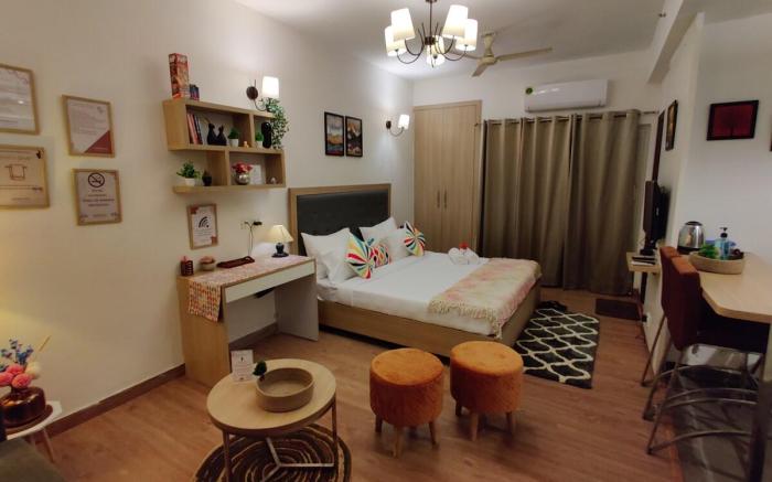 Sojourn Stays- Sunset Springs Luxurious Studio !!