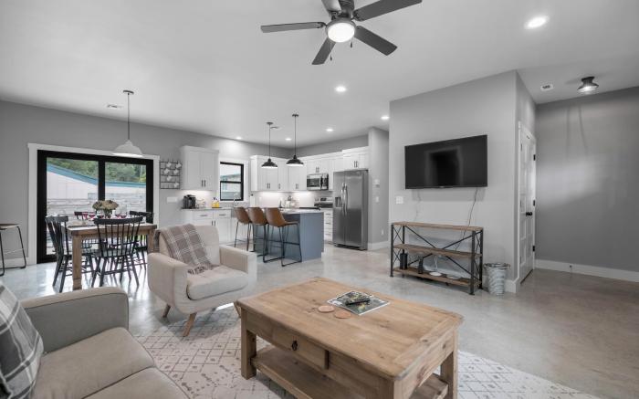 Luxury Home 3blck from Main St with FirePit