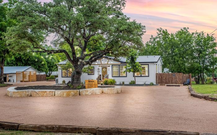Poplar Place Mod with Hot Tub - 1 mi to Main Street