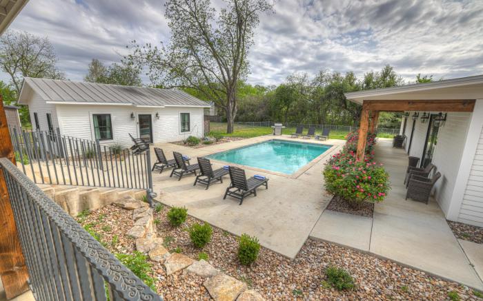 Schubert Inn-Main with Pool and Grill - 2Blks to Main