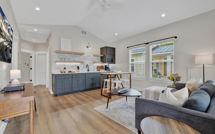 The Grove D with Hot Tub & King Beds - Walk to Main