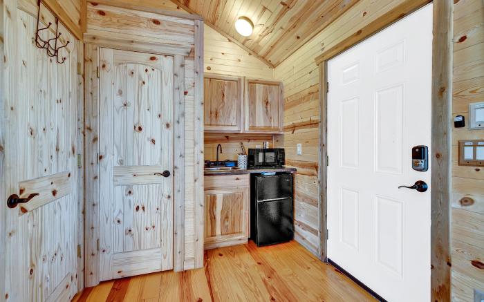 Rocky Ridge Cedar Cabin with Hot Tub & Amazing Views