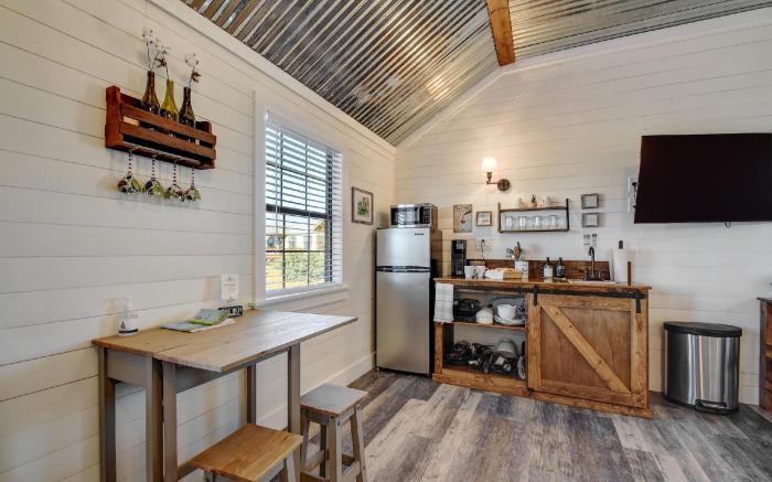 Wine Country Cottage with Scenic Hill Country Views