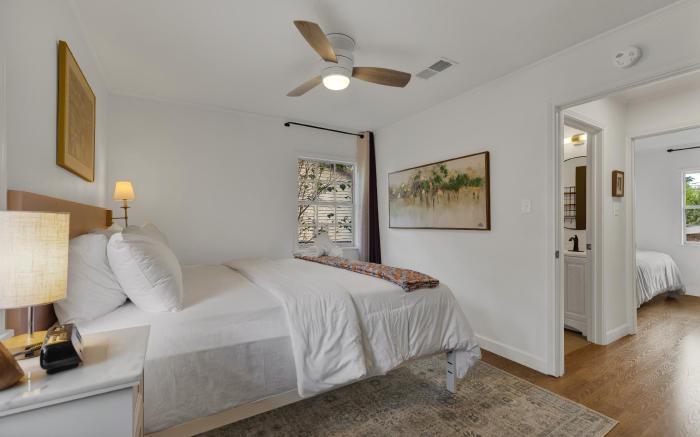 Elegant and Stylish Glenmoor Abode - 5 min to Town