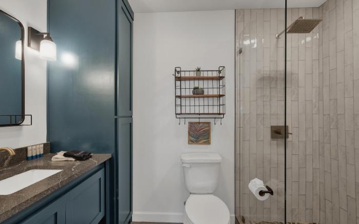 Elegant and Stylish Glenmoor Abode - 5 min to Town