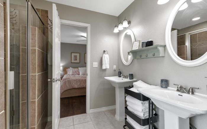 Stylish Home - Lrg Yard with games Grill & Hot Tub