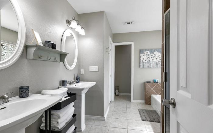 Stylish Home - Lrg Yard with games Grill & Hot Tub