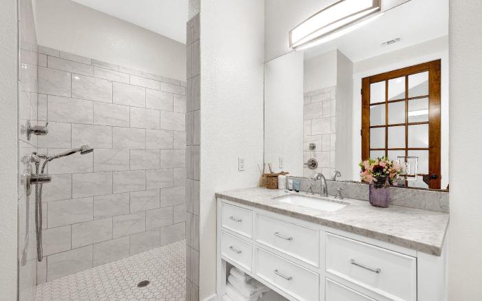 Schubert Inn Suite-B with Pool & Grill - Walk to Main