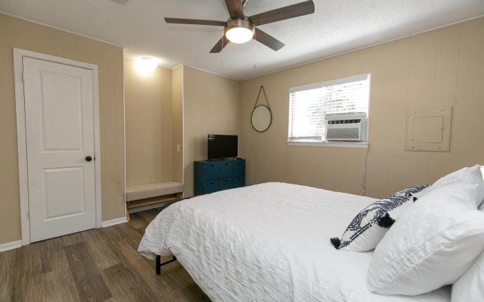Texas Charm Cottage - 1 Block from the Lake & Hill Country Views