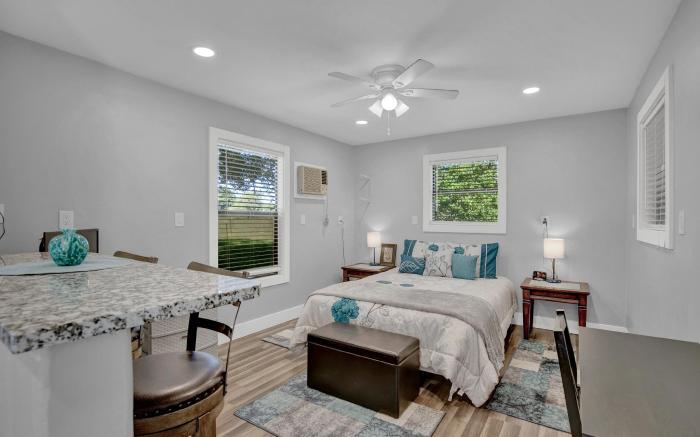 Grey Haus Casita-Peaceful Hill Country Views!
