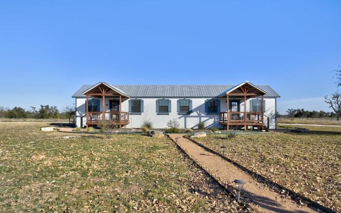 Bonny Bluebonnets Cottage with Stunning Hill Country Views