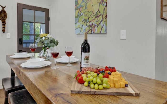 Southern Charm - Near Main With Hot Tub