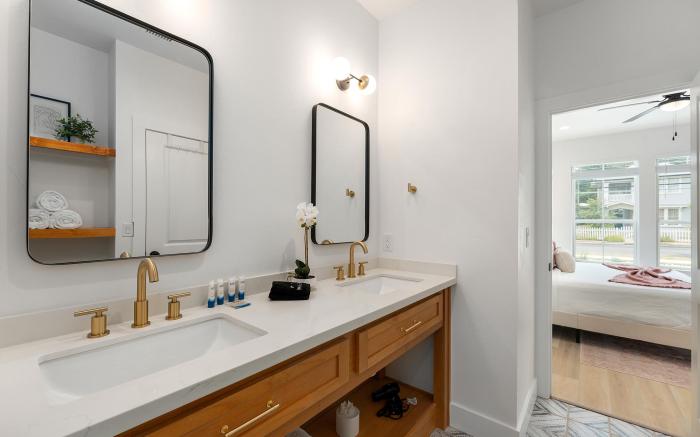 Rosé Retreat: Luxurious Getaway for 6, Hot Tub, Steps to Main Street