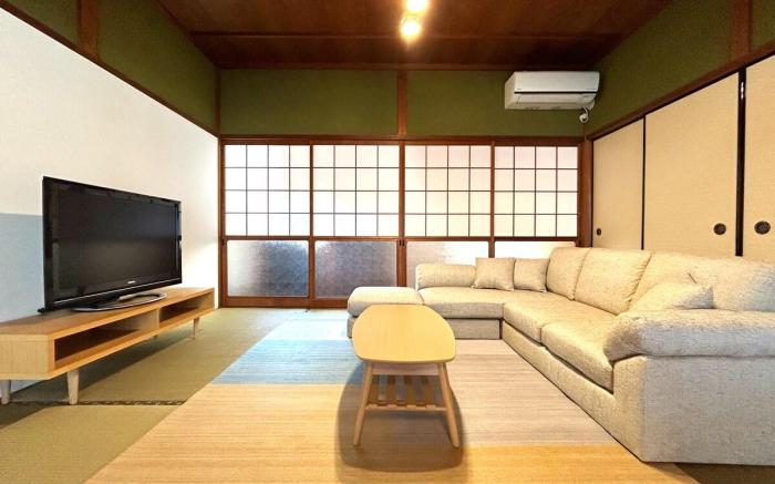 A.田舎の一棟貸住宅、お庭でBBQやプール遊びができる宿。