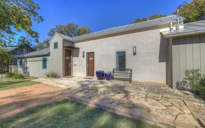 Guest Quarters - 2 Blocks to Main Street!