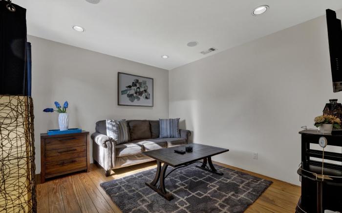 Guest Quarters - 2 Blocks to Main Street!
