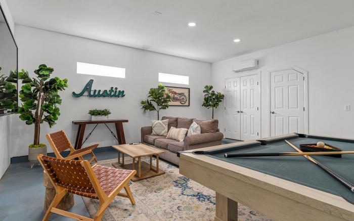 Luxurious Lake Park House: Sleeps 25, Pool, Hot-Tub, Firepit and Game Room!