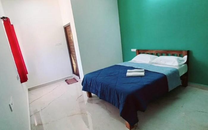 Queen Bedroom 