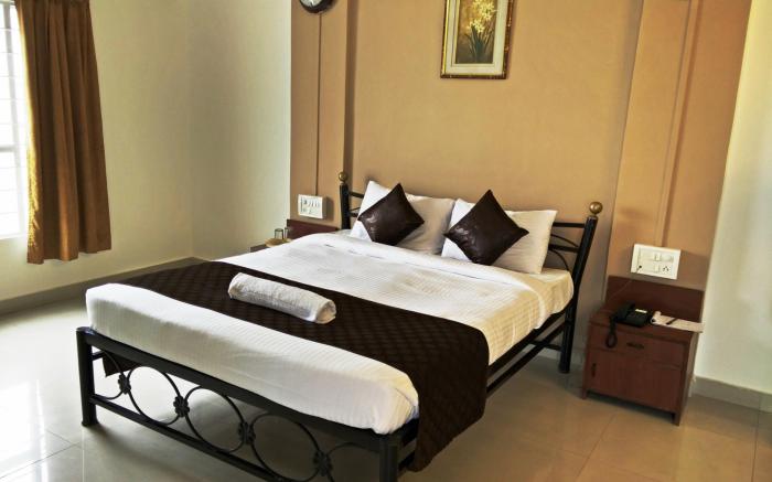 Hotel HMR Royal Inn