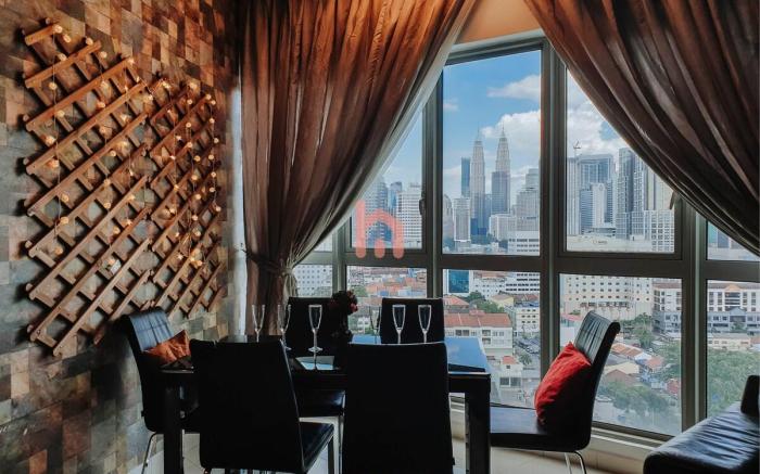 3Bdr Family KLCC View Regalia_SkyPool_Youtube