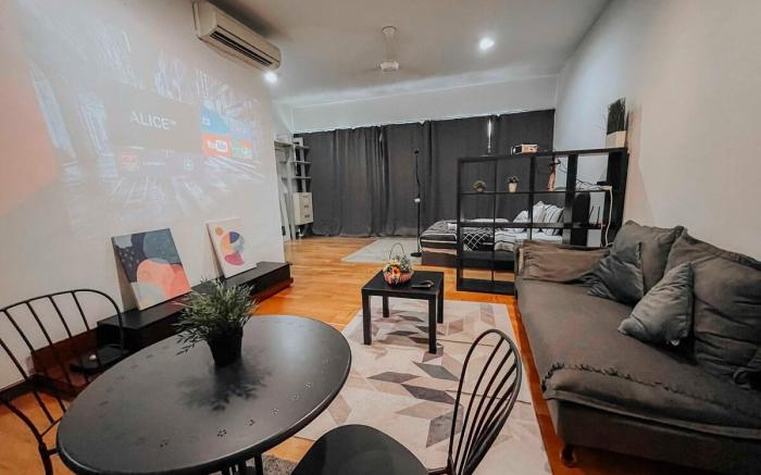 Studio Lux Cinema Room KL Regalia Suite_Sky Pool