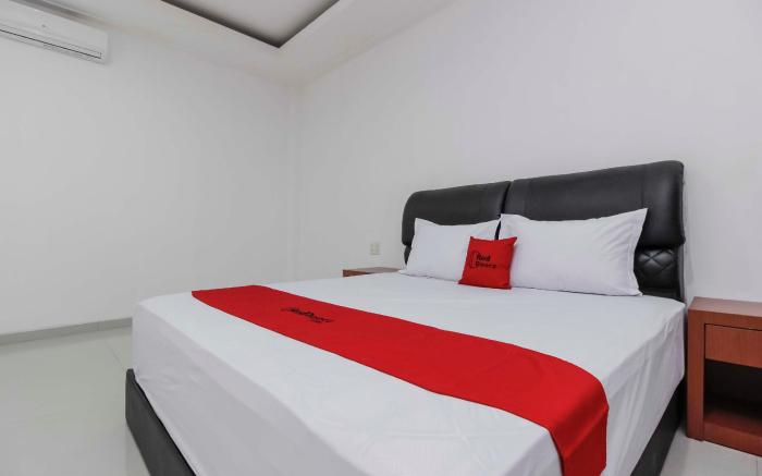 RedDoorz Premium near Stasiun Lenteng Agung
