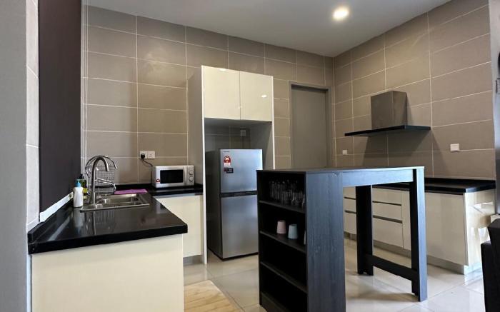 Rare 4 bedder apartment (12 pax) opp legoland